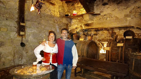Alex y Nuria, anfitriones de La Bodega Medieval