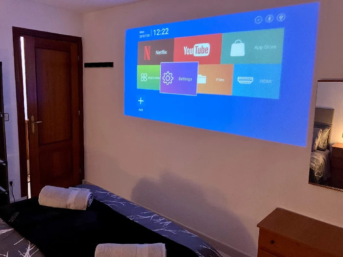 Habitación con proyector de la Casa Rural Los Nietos de Pura
