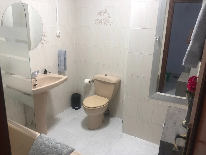 Baño con bañera de la segunda planta, Casa Rural Los Nietos de Pura