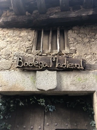 Escudo de la Bodega Medieval